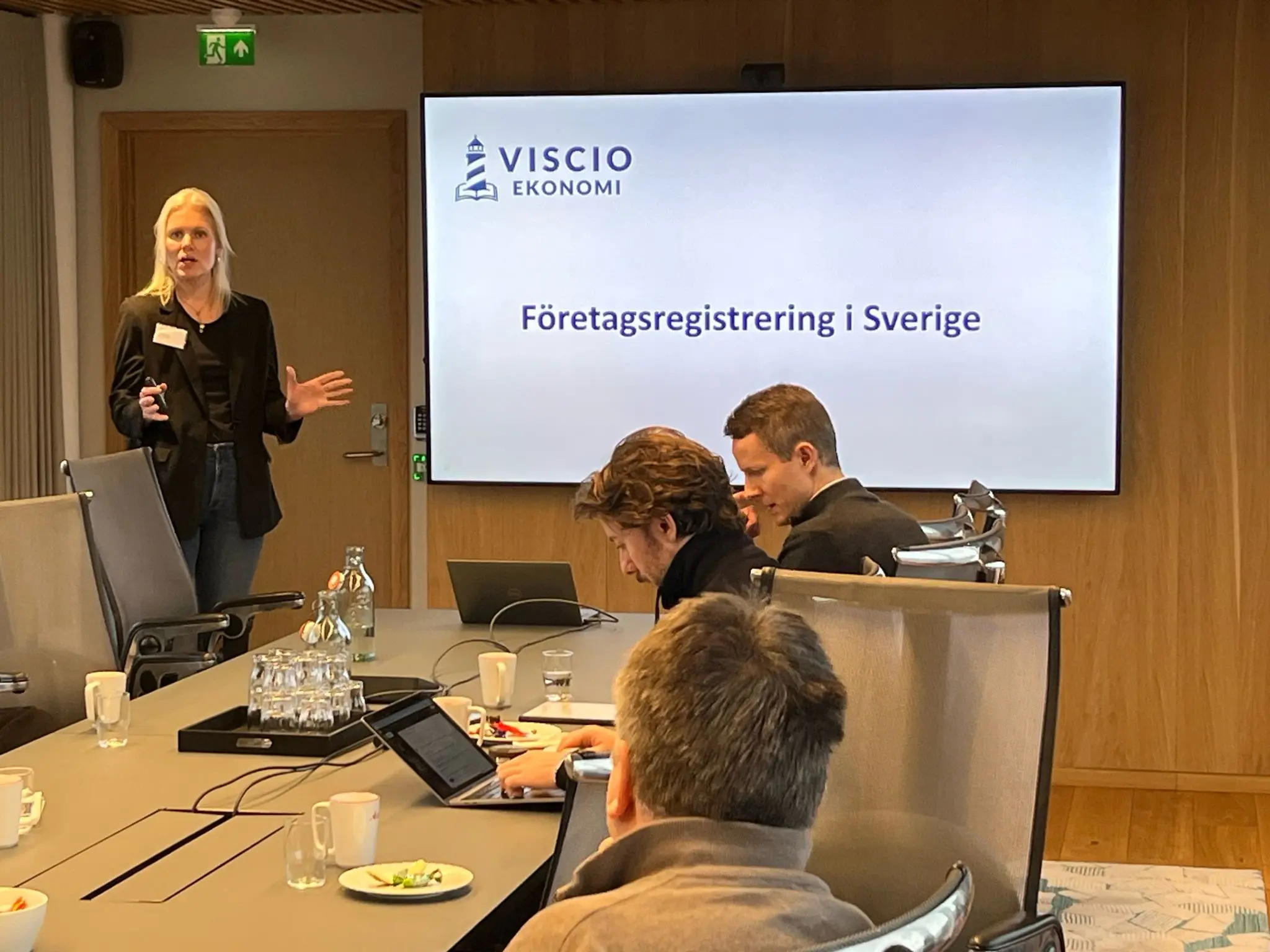 Viscio Ekonomi presenting company registration in Sweden to a group around a meeting table in Oslo.